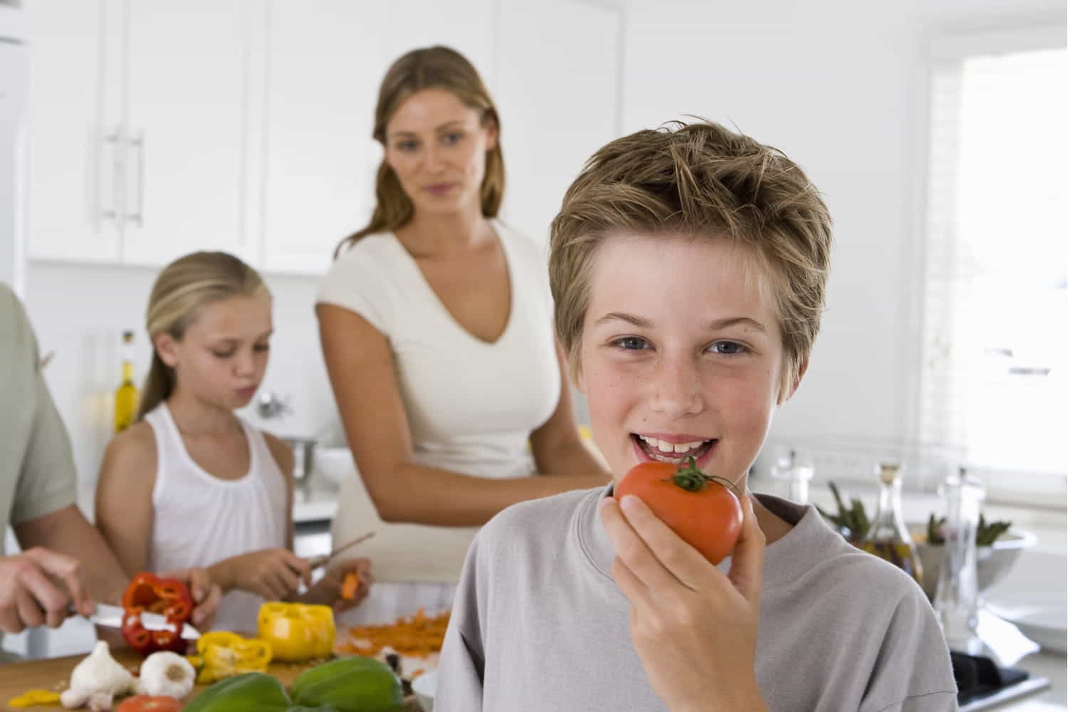 bambini pranzare in famiglia